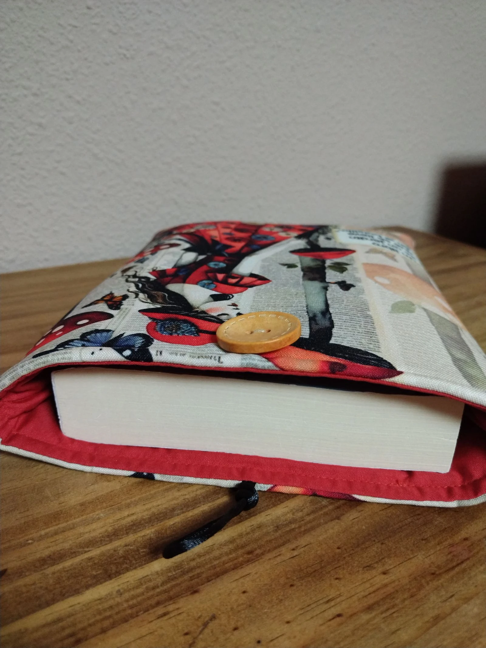 Célula literária acolchoada feita à mão - Design feminino estilo vintage com frase. – photo 3